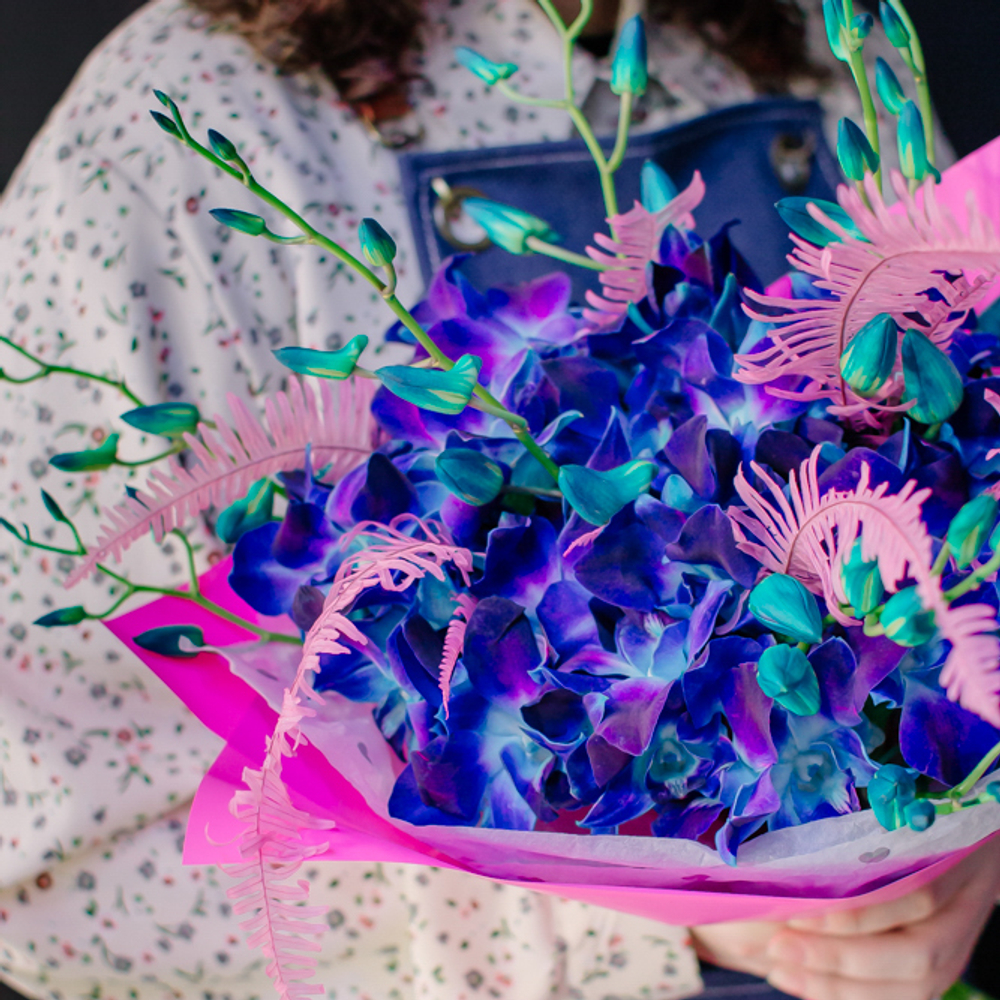 22. Неоновый оригинальный букет с орхидеей