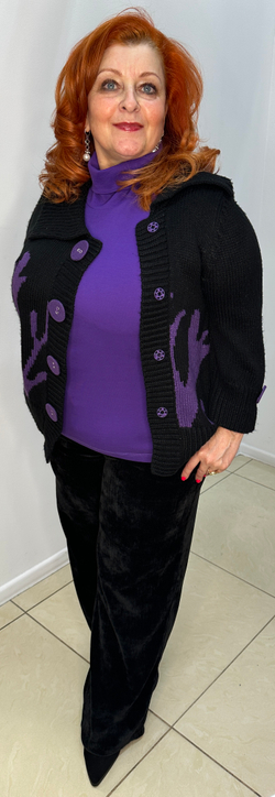 Черный короткий жакет-кофта с фиолетовым принтом