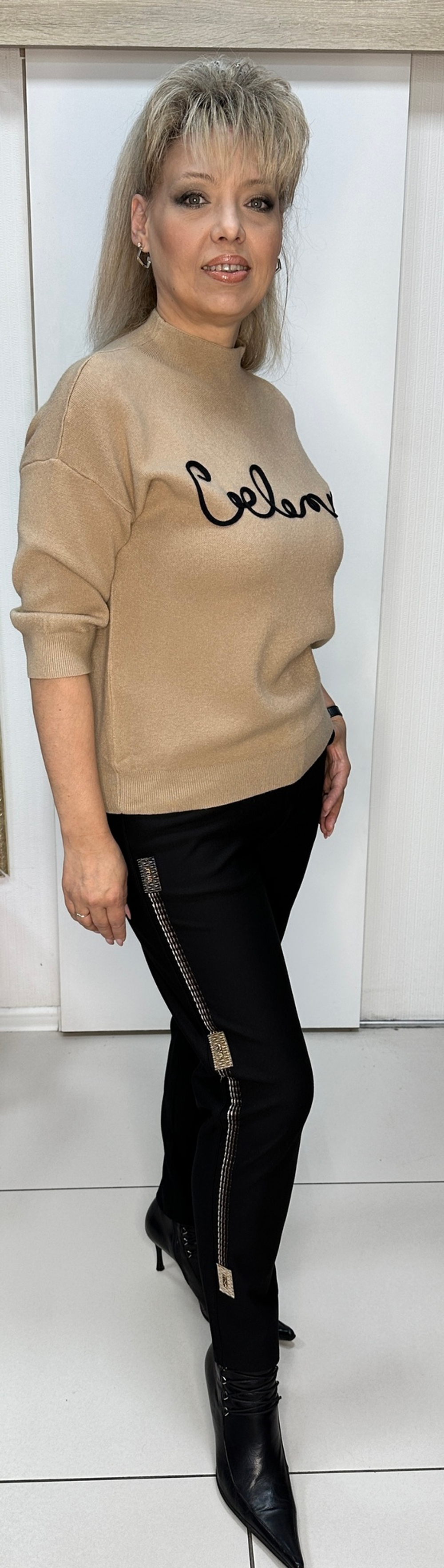 Черные брюки на резинке с бежевым принтом