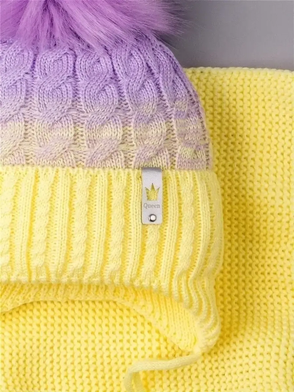 Шапка для девочки зимняя вязаная с помпоном и снуд