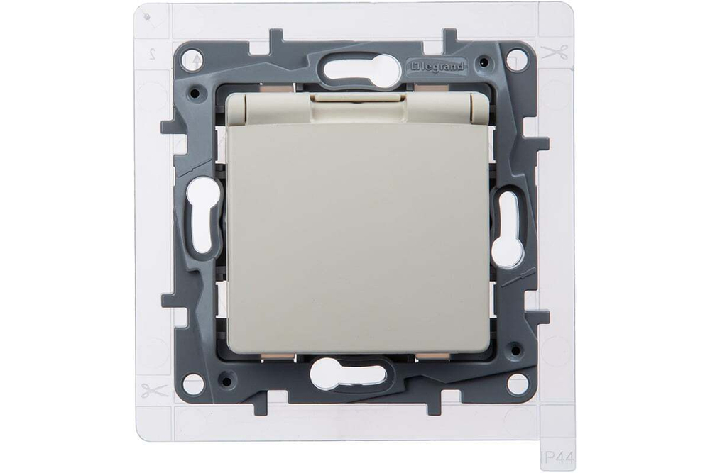 Розетка с заземлением IP44 со шторками с защитной крышкой 16А 250В слоновая кость ETIKA Legrand