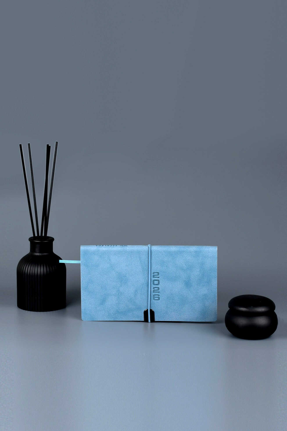 Еженедельник датированный 2026 ESCALADA, 175х95 мм, 64 л., арт. 70396/ 40 ТИВОЛИ ГЛОСС ГОЛУБОЙ (кожзам: мягкий переплёт, материал обложки: искусственная кожа "Тиволи глосс"; декор: блинтовое тиснение; способ крепления блока: ниткошвейный; вн. блок: 6