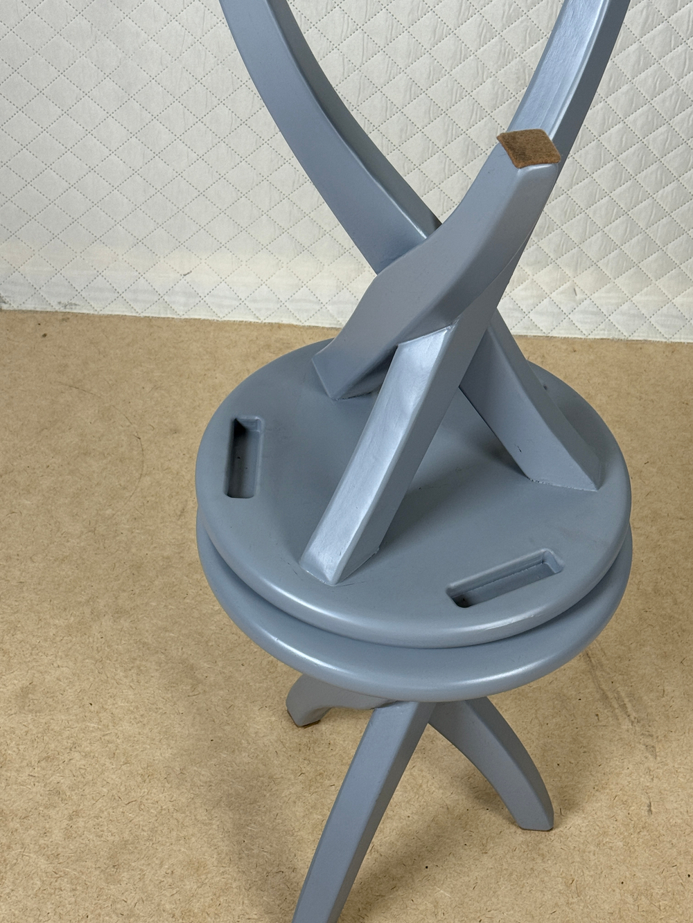 Табурет деревянный