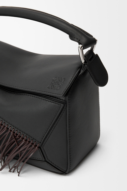 Loewe Маленькая сумка Puzzle с бахромой из классической телячьей кожи, черный