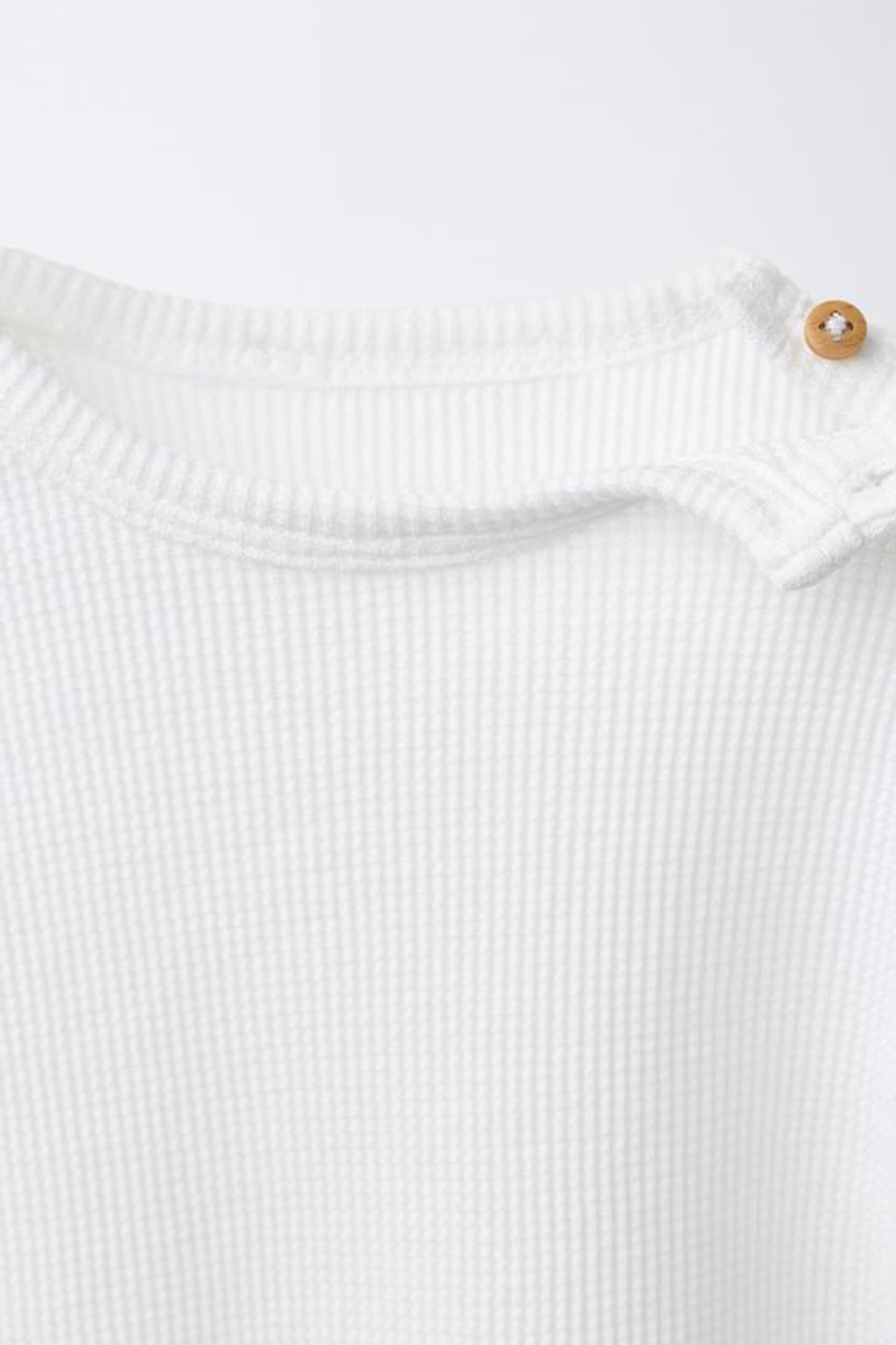 ZARA КОМПЛЕКТ ИЗ ОДНОТОННОЙ ФУТБОЛКИ ИЗ ВАФЕЛЬНОГО ТРИКОТАЖА И ШОРТ-БЕРМУД, ЖЕЛТОВАТО-БЕЛЫЙ