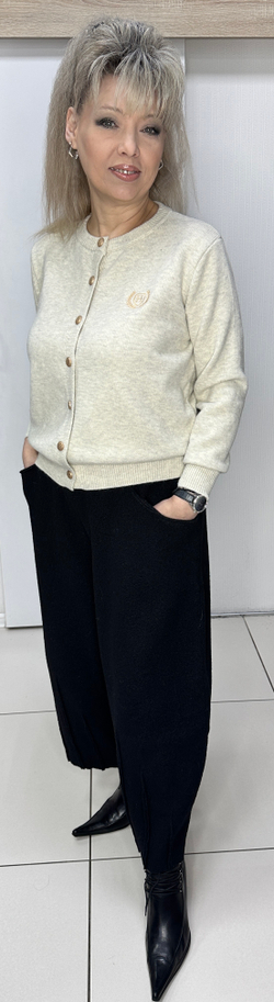 Бежевый жакет-кофта на пуговицах