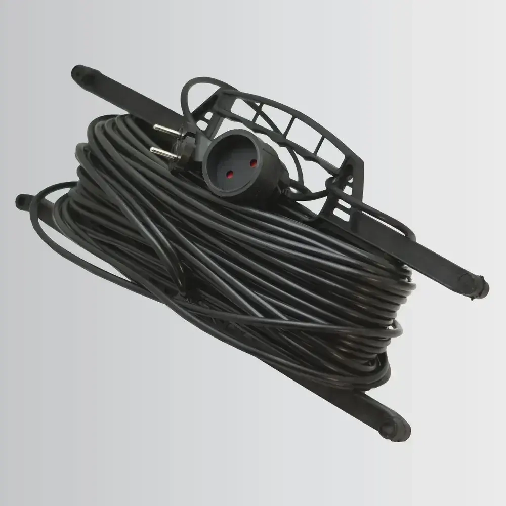 Удлинитель на рамке уличный силовой садовый ПВС 2х0.75 мм 30 метров, влагозащитный литой штепсель для газонокосилки и триммера. Строительный удлинитель 30 метров, 1 гнездо черный