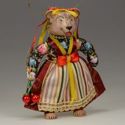 Ёлочная игрушка Медведица "Маша" с ягодкой