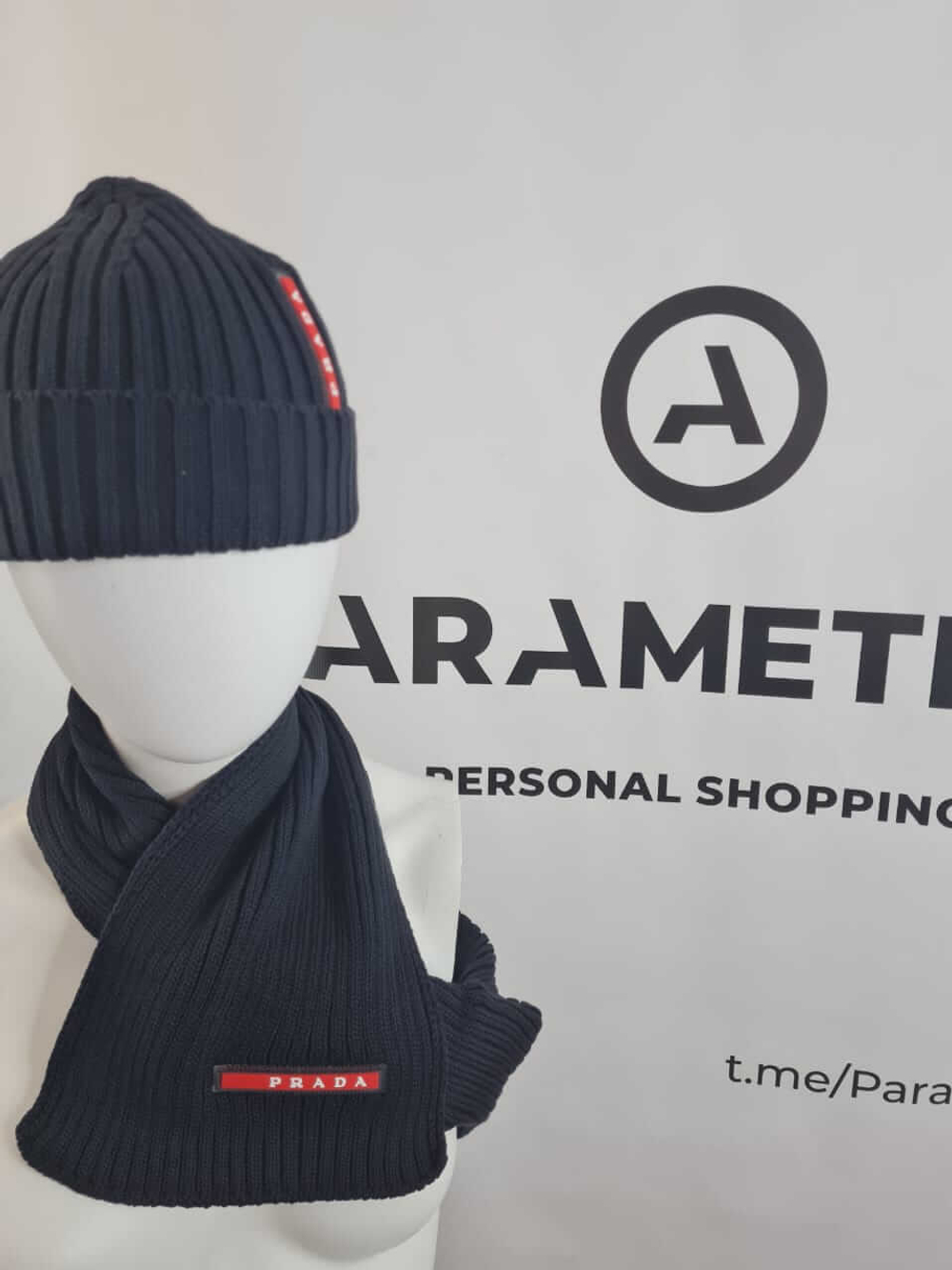 Шапка подростковая на мальчика, черная с акцентной деталью.