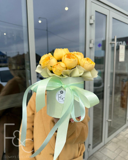 Цилиндр из кустовой пионовидной розы 💛💚💛