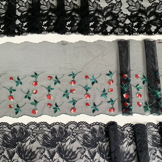 Вышивка на сетке черная/розы (левая) 21 см