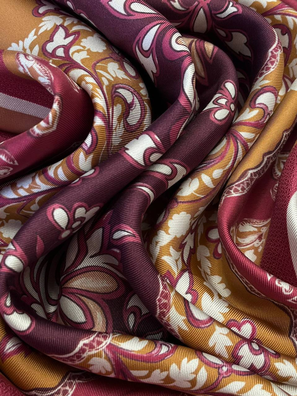 Купон шелковый Christian Dior бежево-малиновый с дизайнерским принтом