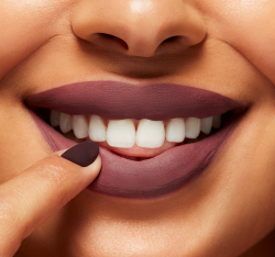 MAC Cosmetics Locked Kiss Ink 24HR Lipcolour - Долговременная матовая помадка в жидкой форме оттенок Opulence, 4 ml