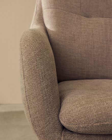 Поворотное кресло Lexa из бежевой синели с бежевыми ножками Испания 