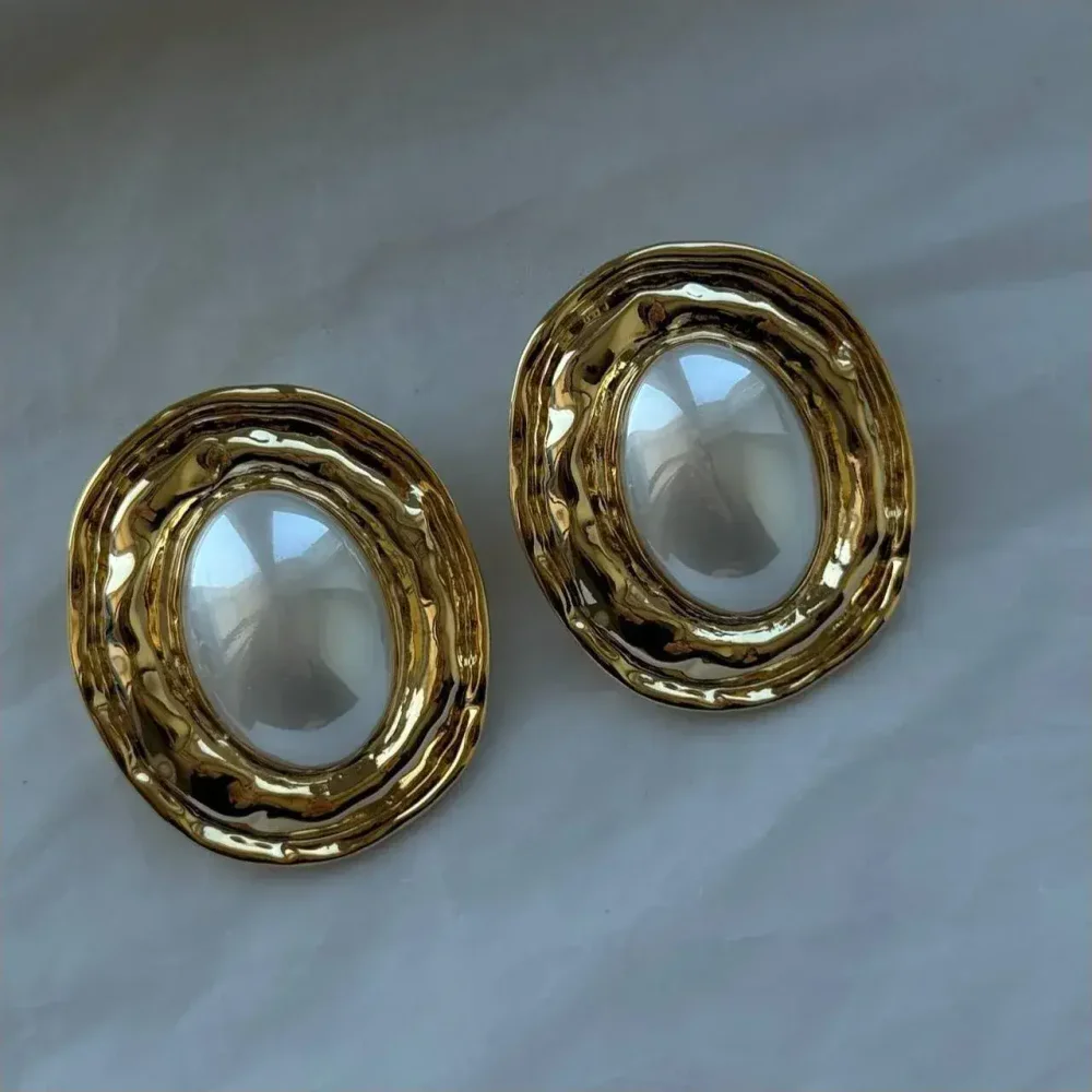 Серьги под золото с жемчужным центром