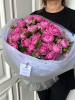 Моно букет из кустовой пионовидной розы яркого оттенка