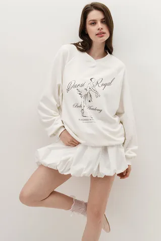 Свитшот с V-образным вырезом кремового цвета