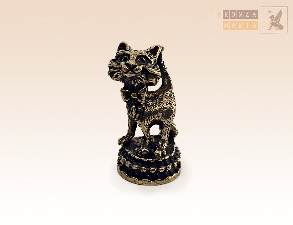 фигурка Котик с бантиком на постаменте