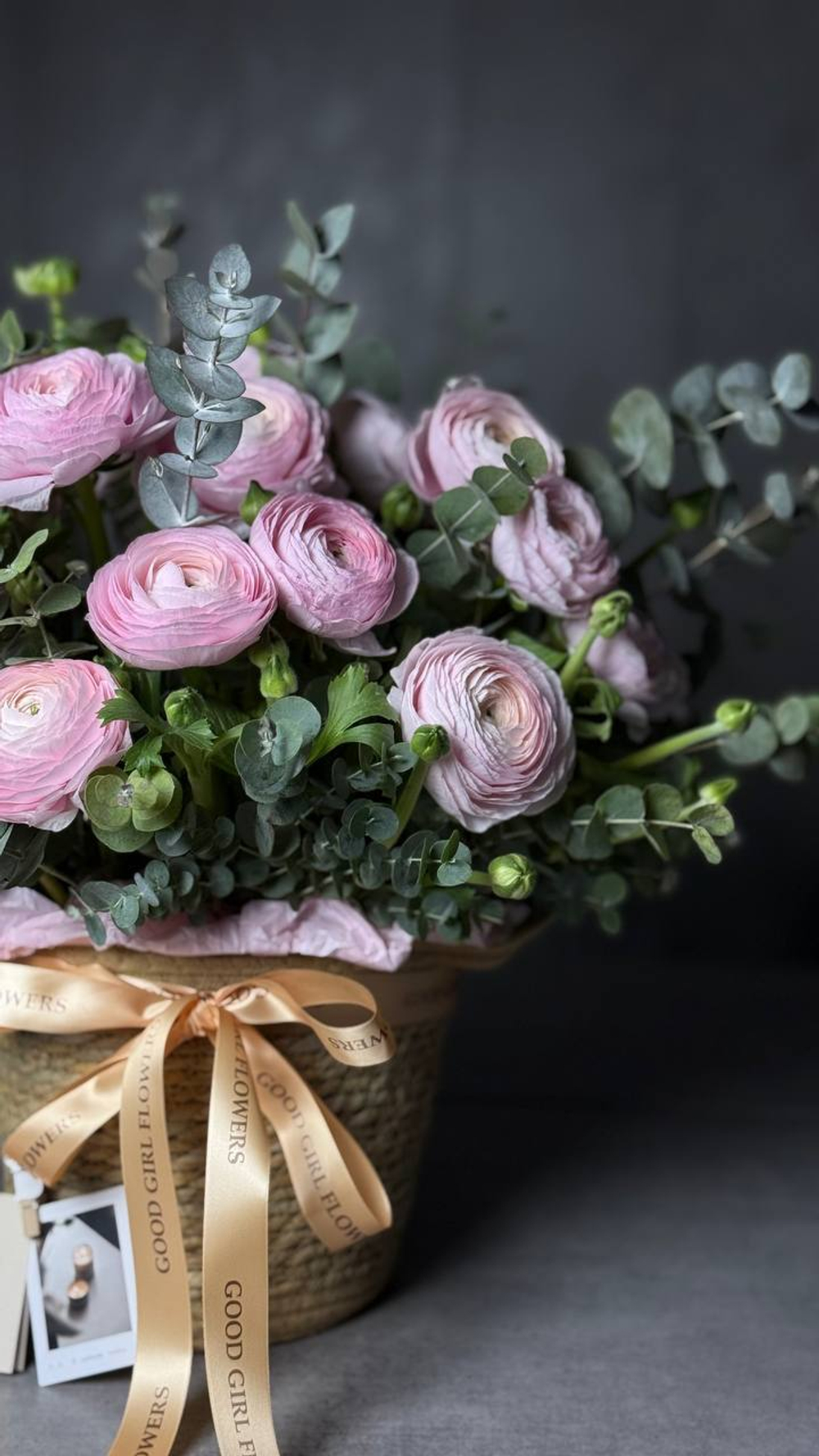 Корзинка с ранункулюсами