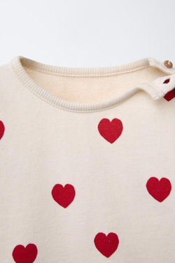 ZARA КОМПЛЕКТ ИЗ ТОЛСТОВКИ И ШОРТОВ С ПРИНТОМ «СЕРДЦА», СВЕТЛЫЙ ЭКРЮ