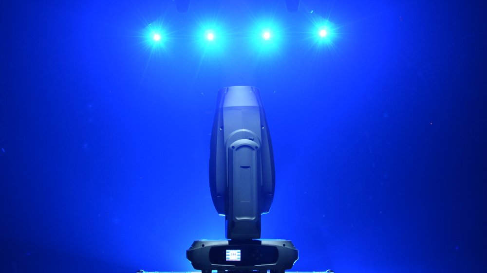 PL-L600Plus — гибридная вращающаяся голова BSW 600 Вт CMY с зумом 4°–36°
