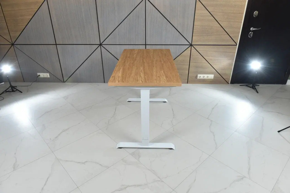 Регулируемый компьютерный стол Bazalt с регулировкой по высоте — столешница МДФ Дуб европейский