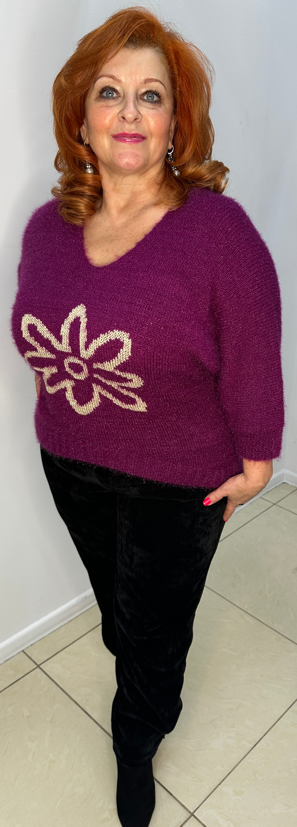 Вишневый джемпер с V-образным вырезом