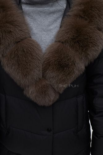 Черный удлиненный пуховик с v-образным меховым воротником