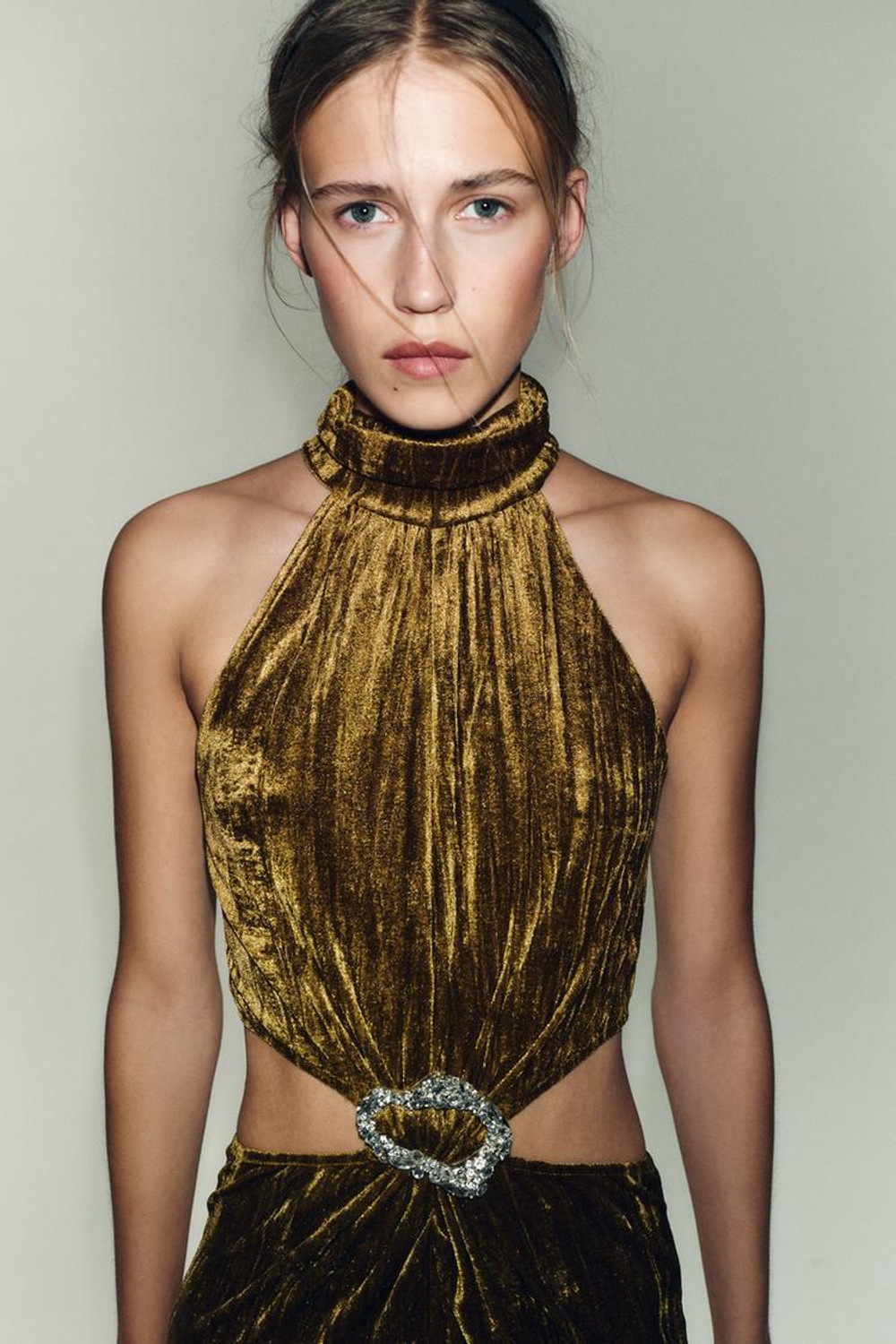 ZARA ПЛАТЬЕ МИДИ С ВЫРЕЗАМИ И СТРАЗАМИ, ОХРА