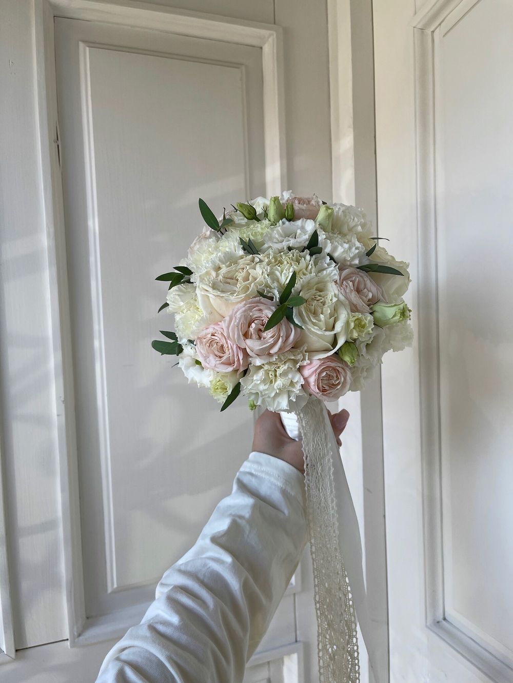 Свадебный букет из кустовых пионовидных роз, диантусов, лизиантуса и эвкалипта