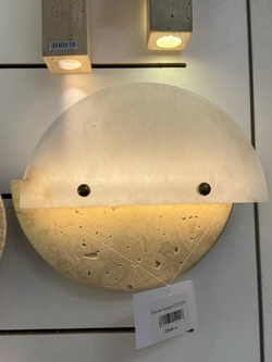 Стильное настенное бра из натурального камня