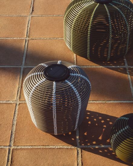 Уличный светильник Garoina солнечных батареях из искусственного ротанга цвета таупе, 35 см