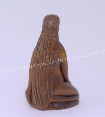 Нэцкэ Нагая красавица и шар