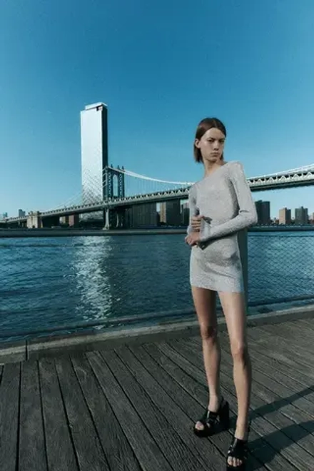 ZARA КОРОТКОЕ ПЛАТЬЕ С МЕТАЛЛИЗИРОВАННОЙ ОТДЕЛКОЙ, СЕРЕБРИСТЫЙ