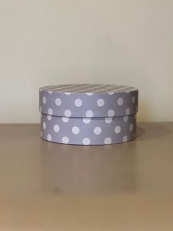 Короткая круглая коробка 18 см . Цвет: В горох . Розница 300 рублей .