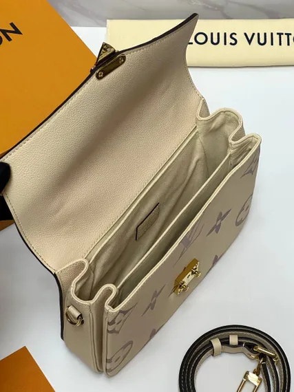 Сумка LOUIS VUITTON Pochette Métis с крупным тисненым узором