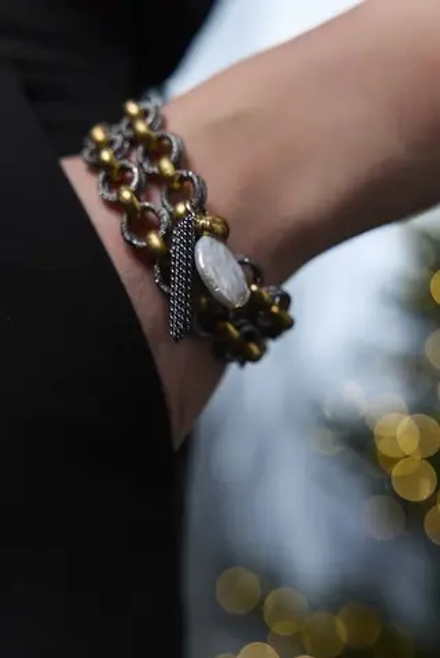 Браслет двойная цепь ролло графит/матовое золото с белой барочной жемчужиной и кисточкой