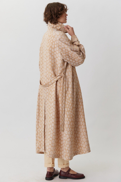 Объемный плащ из бежевого жаккарда