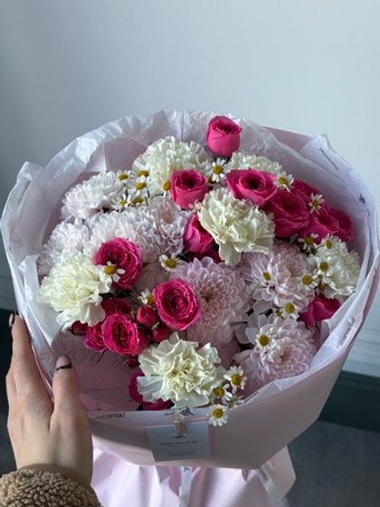 Букет из кустовых роз в ярком оттенке, ромашки, диантусов и хризантемы