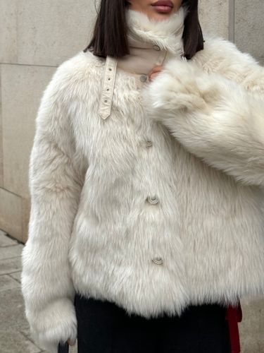 Укороченная белая шуба из овчины