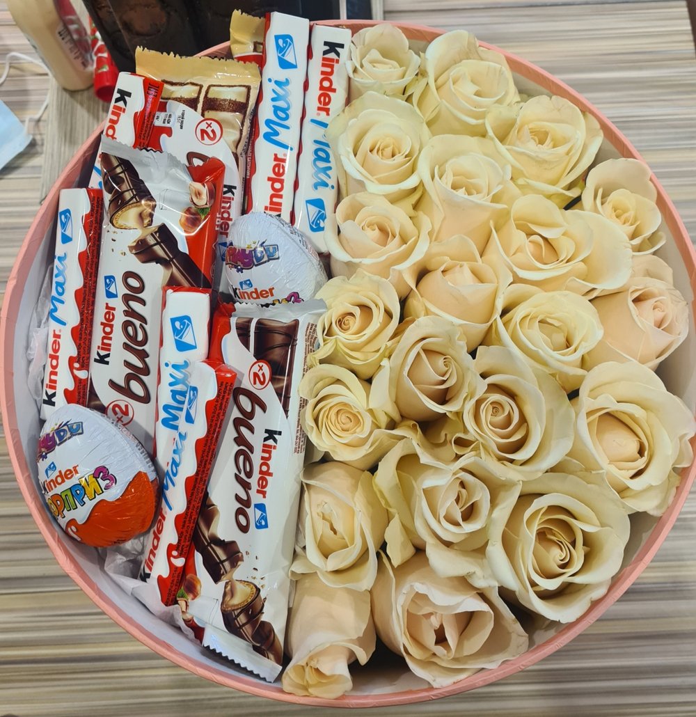 Коробка нежных роз с KINDER BOX