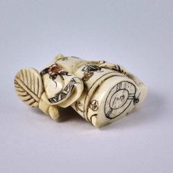 Нэцкэ Монах с веером и священным сосудом