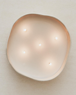 Zara Home Свеча ароматическая Luminous Camellia 540 г, растительный воск, аромат цветочный, Розовый