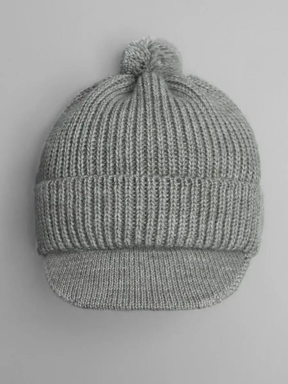 Шапка для мальчика с козырьком на осень