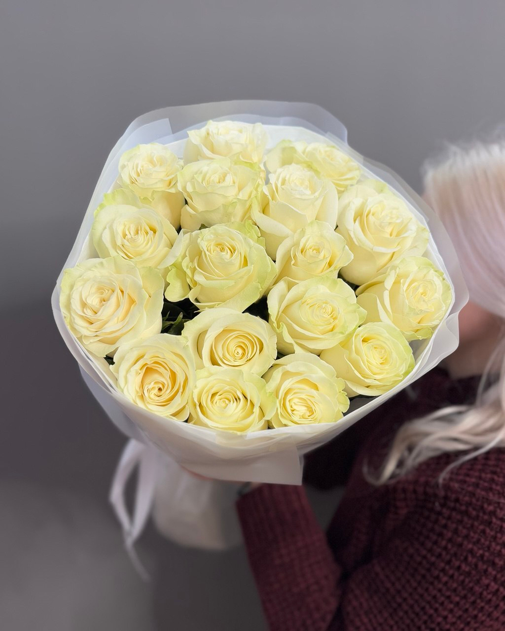 Букет из 17 белых роз сорта "Мондиаль" (Эквадор 60 см)