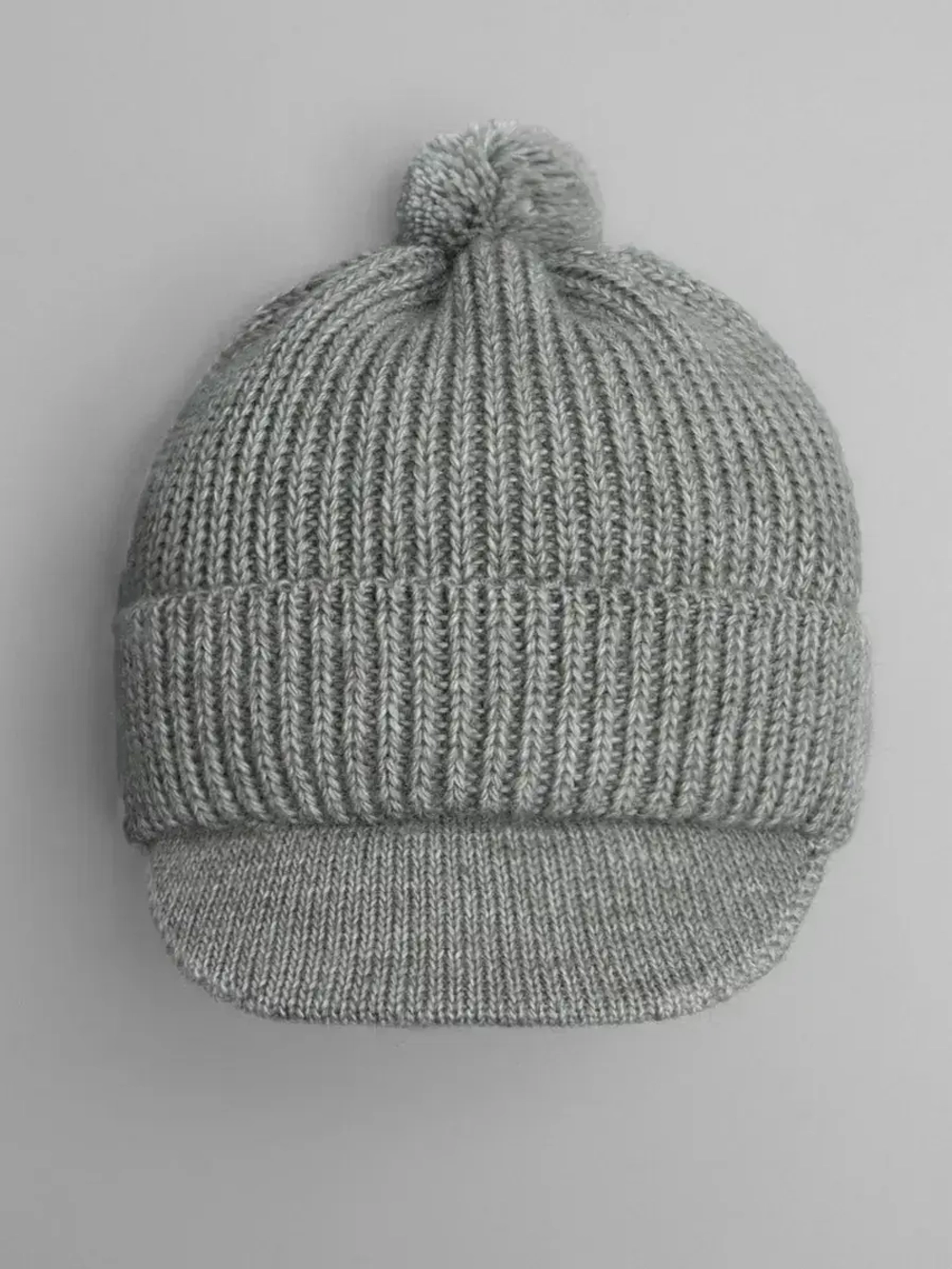 Шапка для мальчика с козырьком на осень