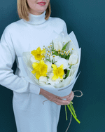 Весенний букет из нарциссов и белых тюльпанов(00454)