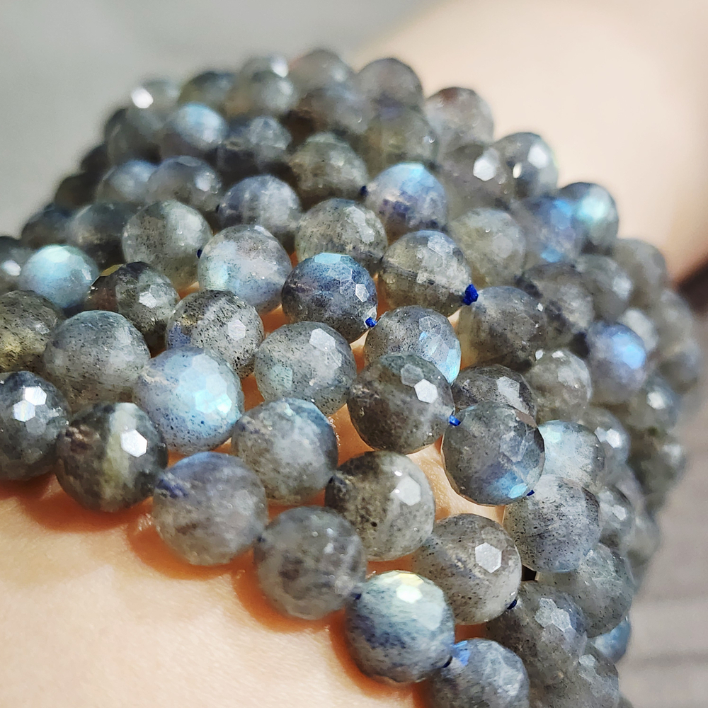 Лабрадор огранка, сверкает, переливается, в каждом иризация, р-р 7.8мм, штучно