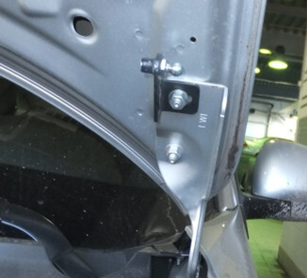 Амортизатор (упор) капота на Nissan Almera 01-09(с 2013 г.в.)Autoinnovation