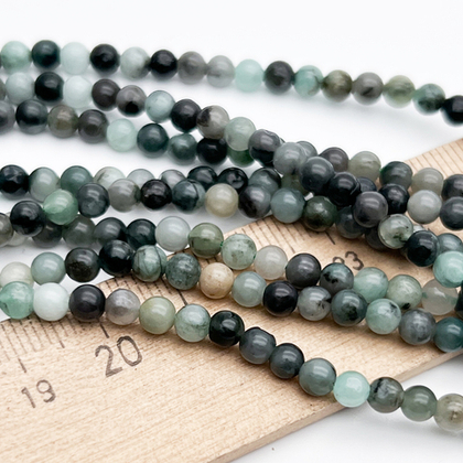 Берилл зеленый бусины (сорт Б), шар гладкий, диаметр около 4-4,2 мм, цена за отрезок 19 см (1/2 нити)